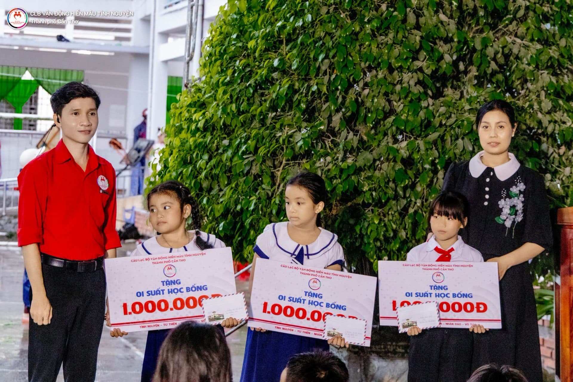 ĐÊM CỦA NHỮNG NỤ CƯỜI